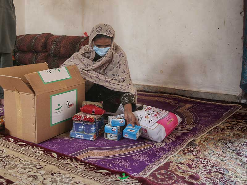 تهیه و توزیع 3,712 سبد مواد غذایی و 77 بن کارت در استان کرمان