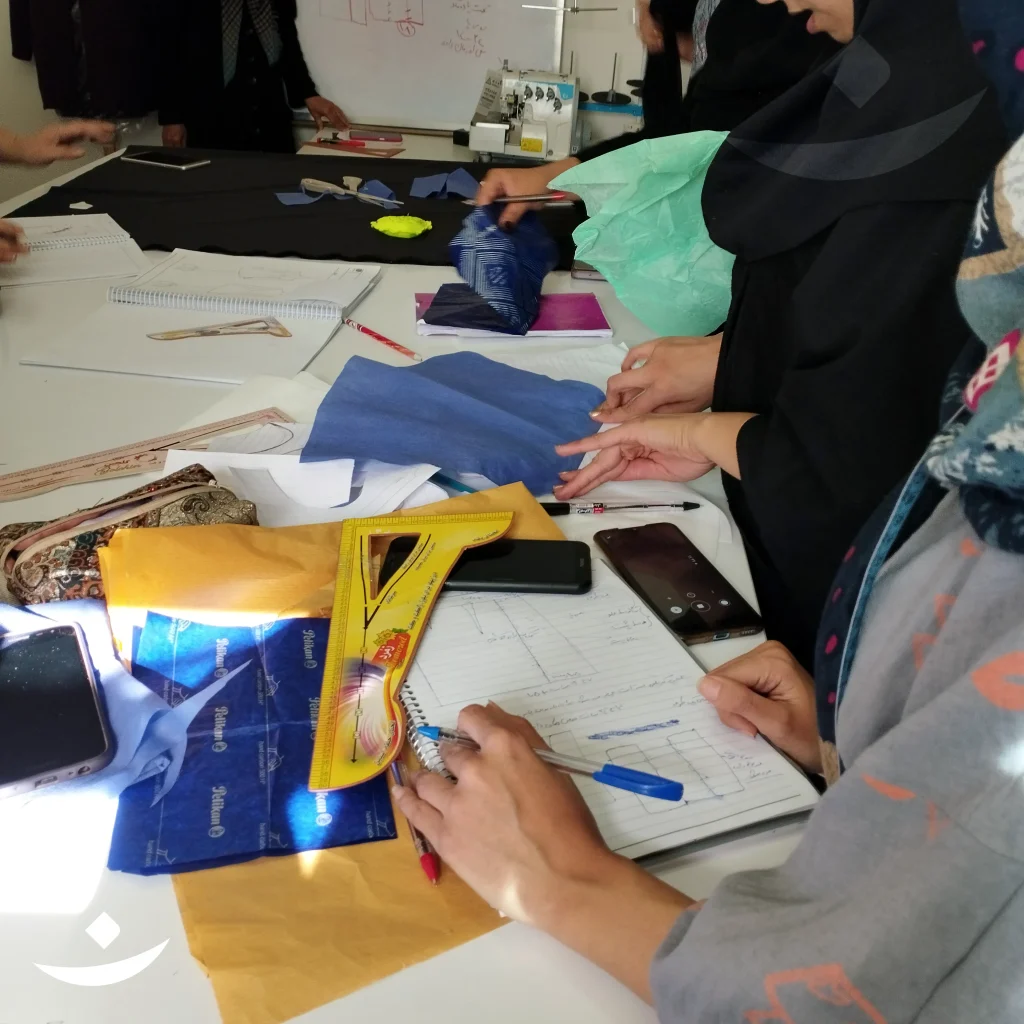 آموزش خیاطی دختران کرمان